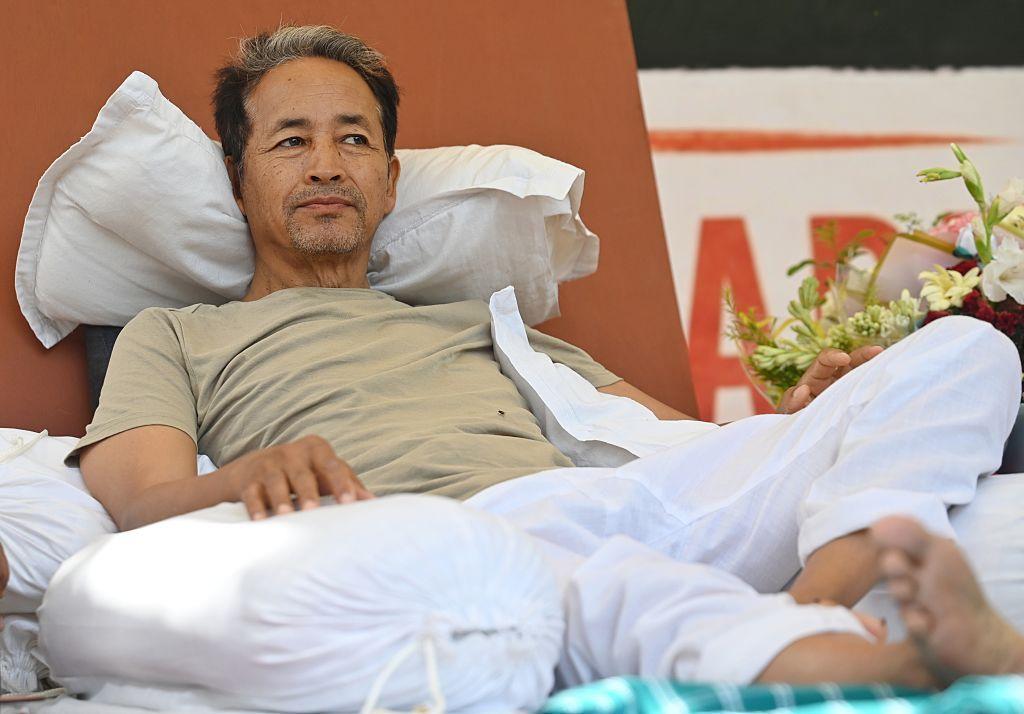 El activista Sonam Wangchuk yace en un lecho y recuesta la cabeza en una almohada durante su huelga de hambre indefinida en Jantar Mantar, 15 de julio de 2026 en Nueva Delhi, India