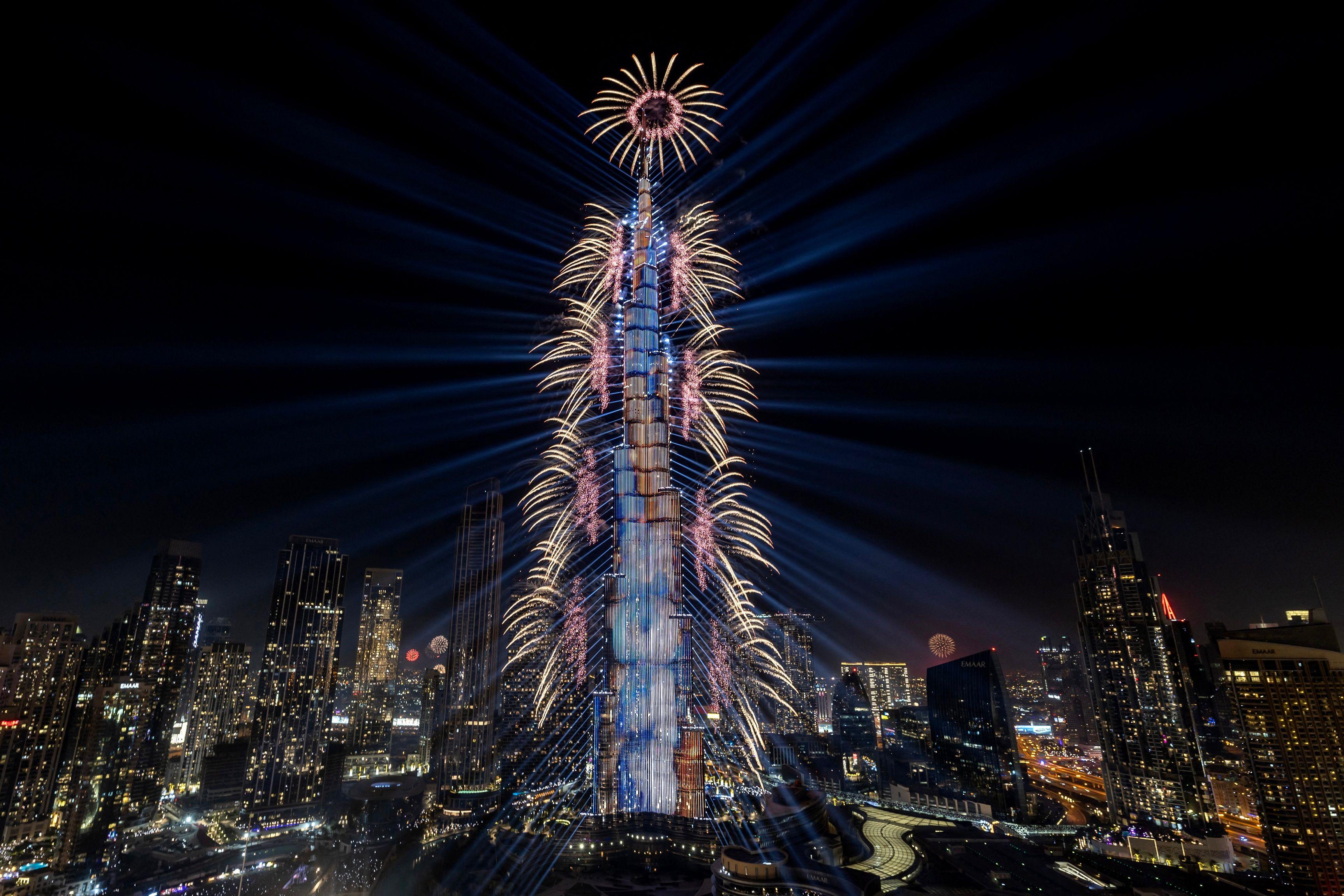 ألعاب نارية تضيء برج خليفة، أطول مبنى في العالم، خلال احتفالات ليلة رأس السنة 2026 في إمارة دبي