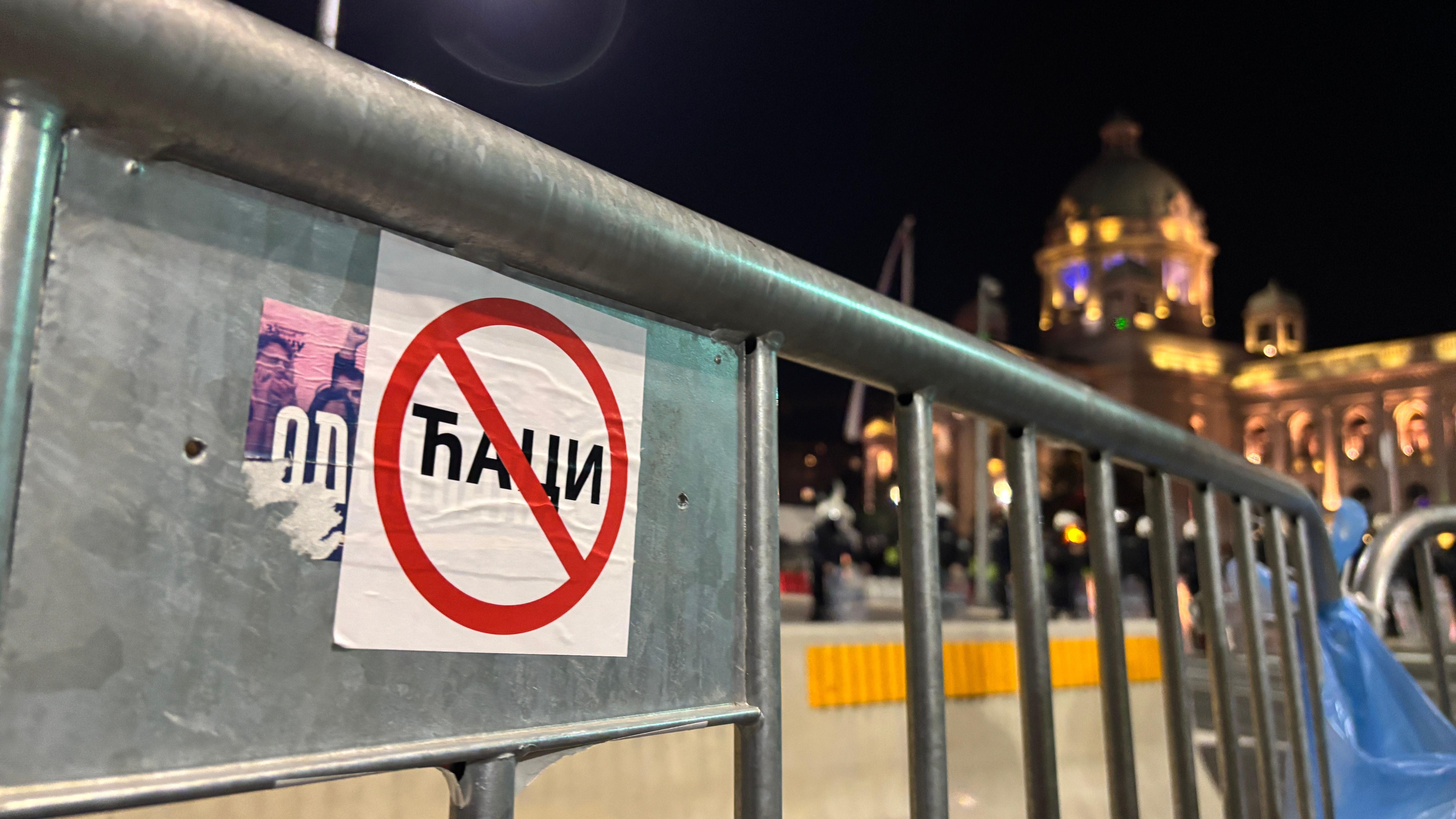 Nalepnica u centru Beograda, na ogradi oko takozvanog Ćacilenda