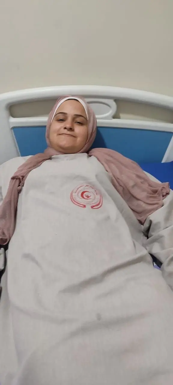 نورة ترقد على سرير المستشفى بعد إجراء عملية زرع الأجنة في مركز البسمة للإخصاب