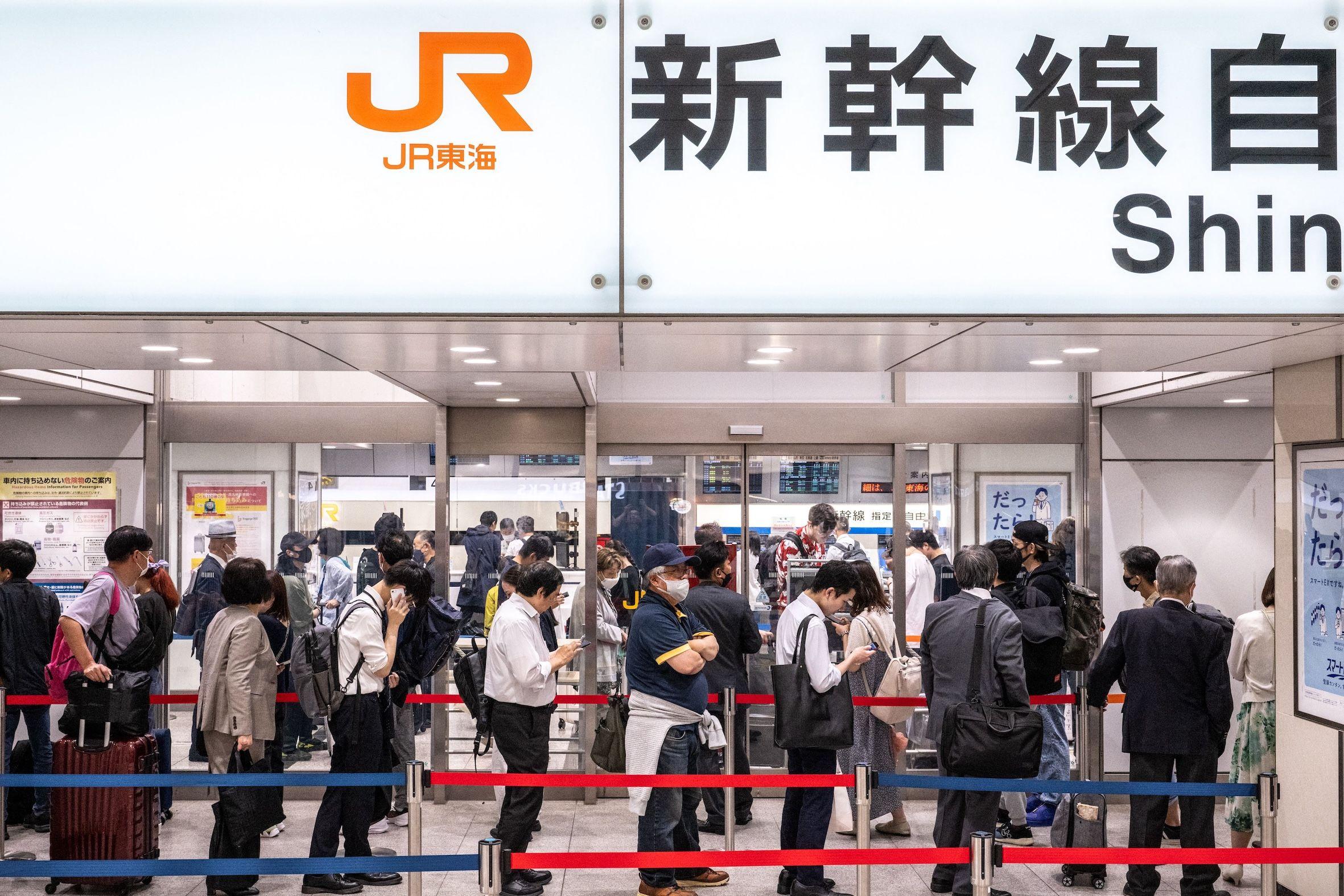 日本新幹線乘客排隊買票