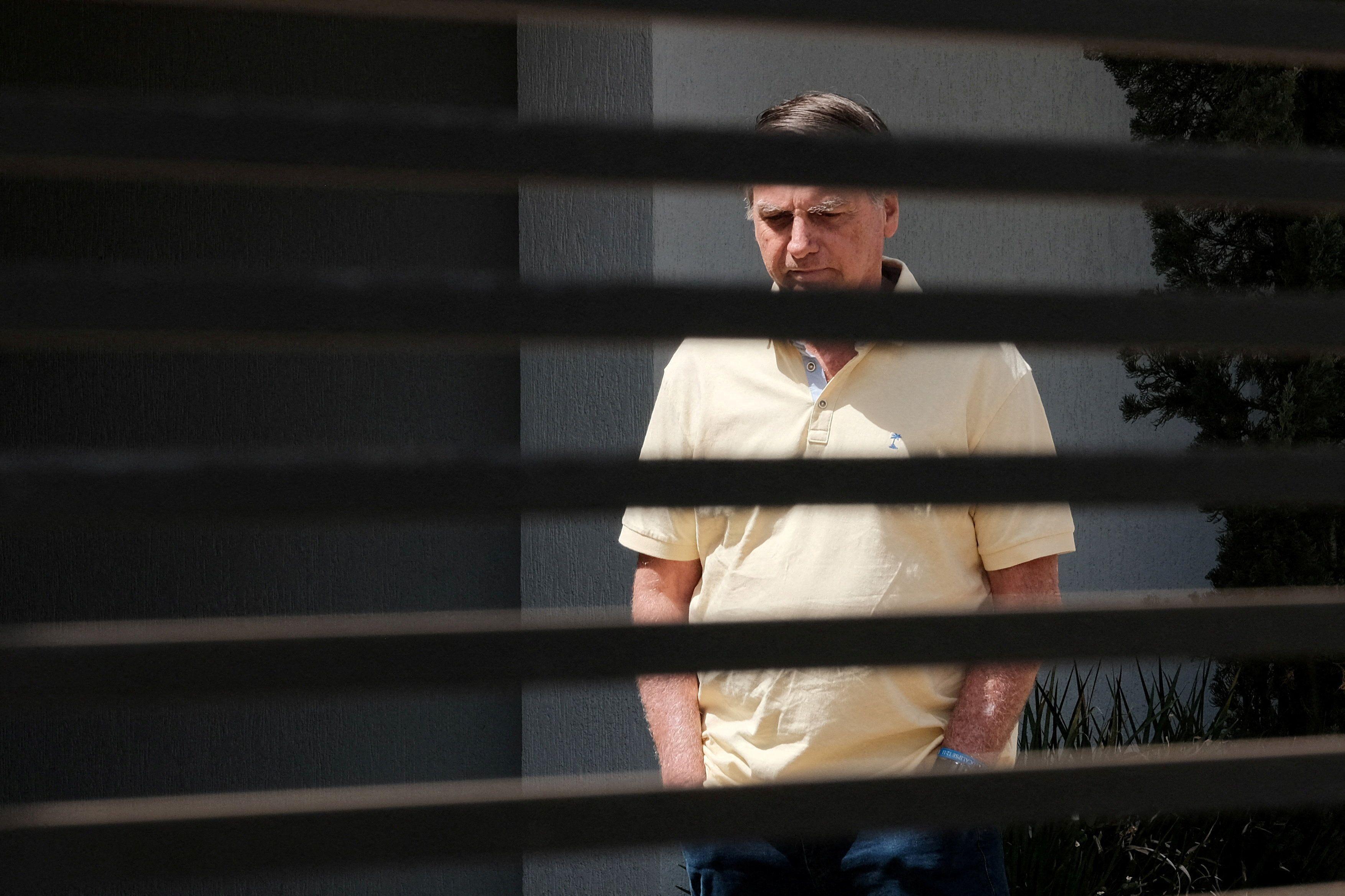 O ex-presidente Jair Bolsonaro em sua casa, em prisão domiciliar, durante a fase final de seu julgamento, acusado de planejar um golpe após sua derrota eleitoral, em Brasília, 3 de setembro de 2025.