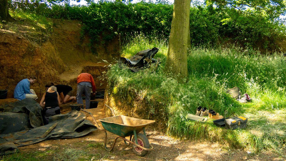 Arqueólogos escavam em um sítio arqueológico na Inglaterra