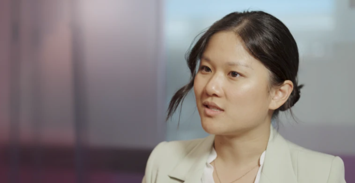 Jornalista Karen Hao em entrevista &agrave; BBC News Brasil