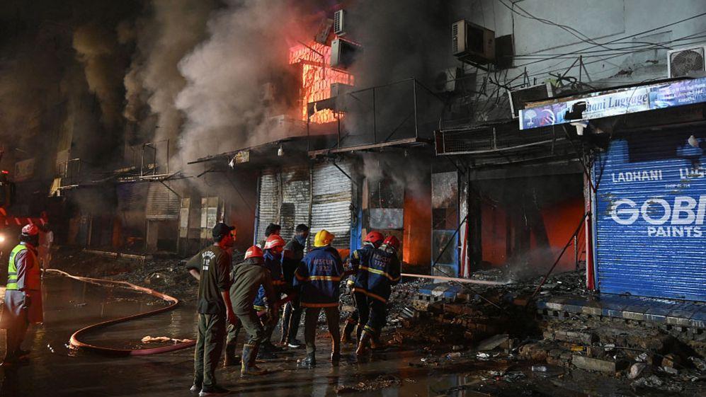 Pakistan shopping mall fire kills six people