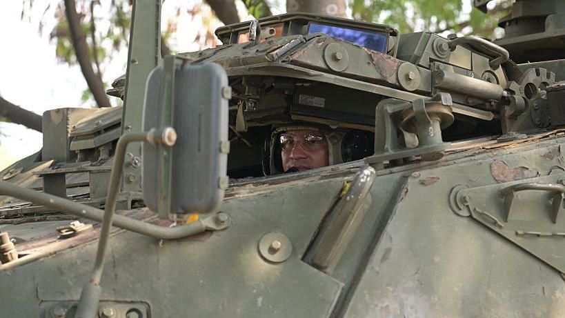 Un soldado colombiano es fotografiado dentro de un tanque en Cali, en la víspera de las elecciones colombianas del pasado 21 de junio. 