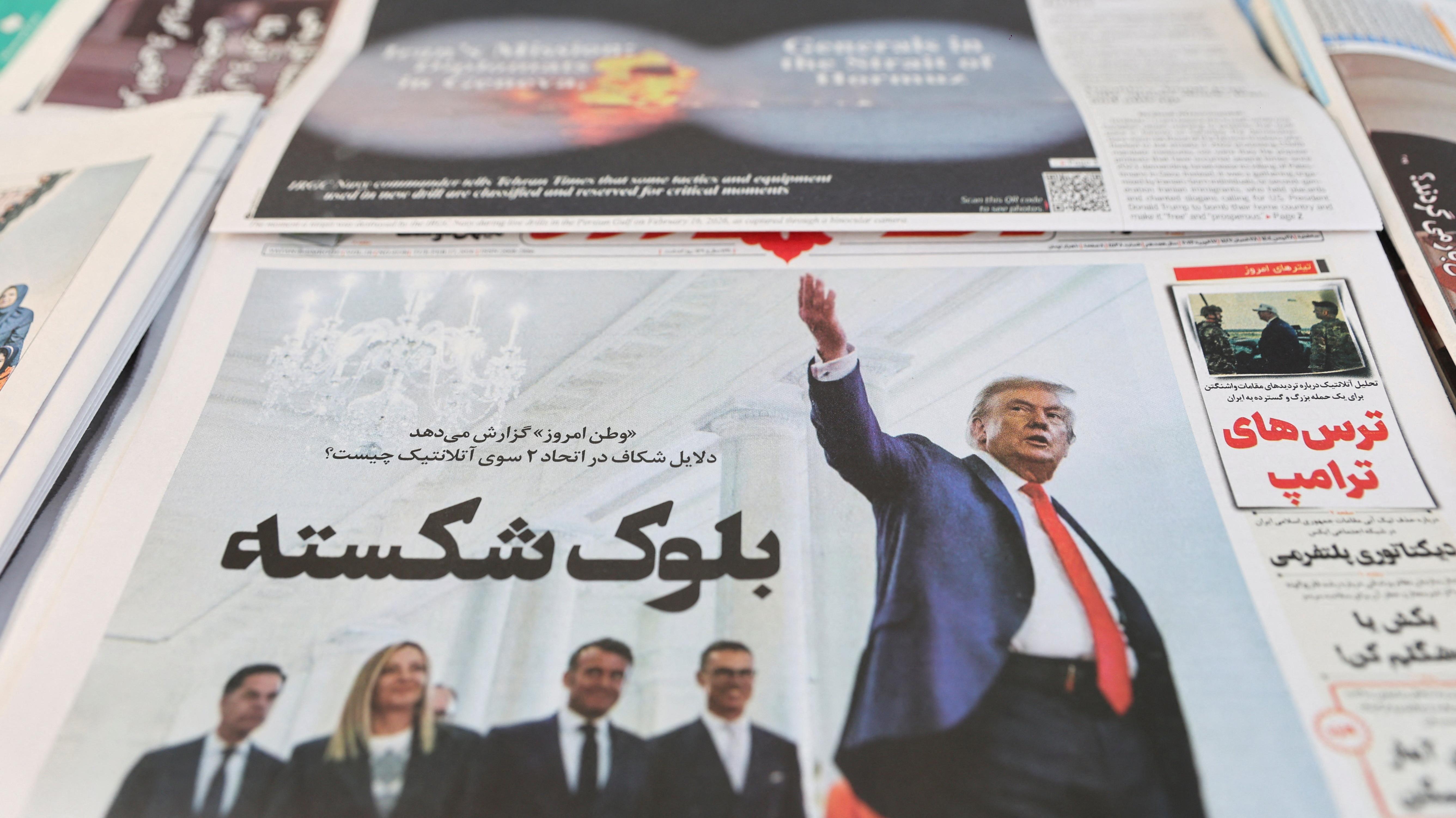 صحيفة إيرانية تحمل صورة الرئيس الأمريكي دونالد ترامب على غلافها، في طهران- إيران، 17 فبراير/شباط 2026. 