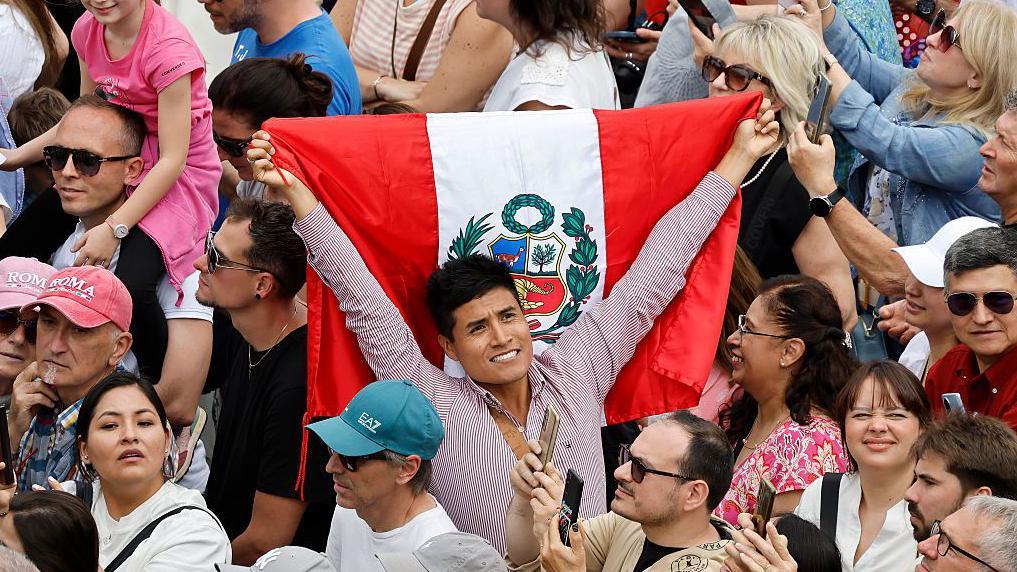 Joven con bandera peruana en el Vaticano.