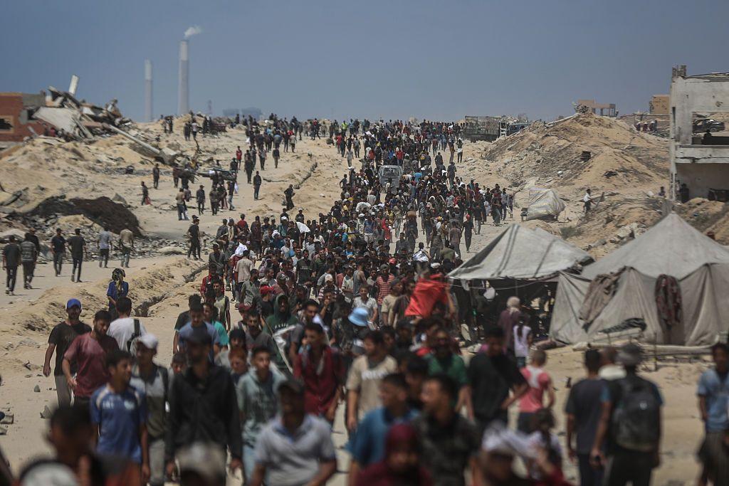 Una riada de personas en el área de Zikim, Gaza.