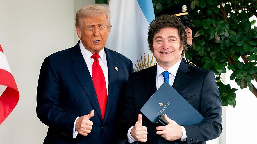 Trump y Milei a las puertas de la Casa Blanca con los pulgares hacia arriba