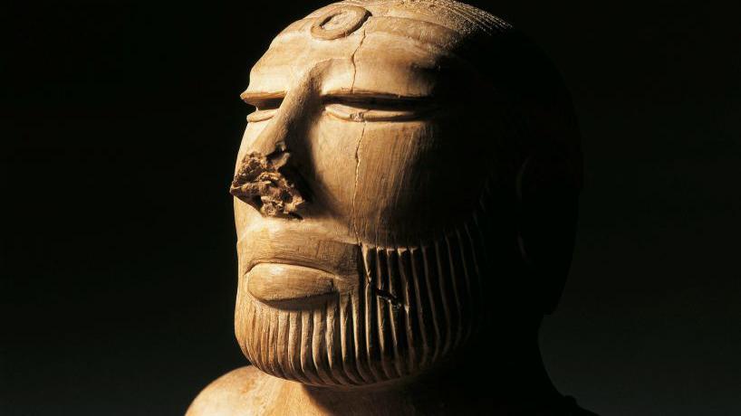 okrnjeno lice statue