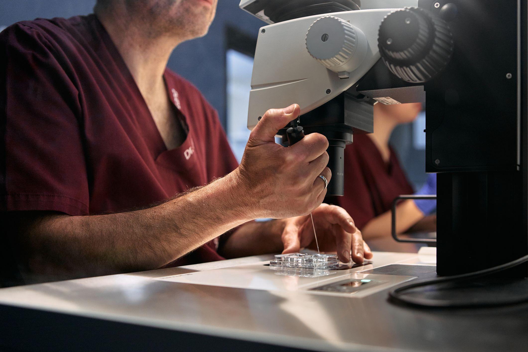Un médico realizando fertilizando un óvulo.