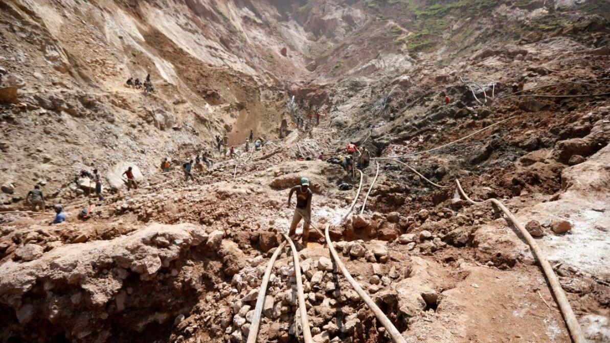 صورة أرشيفية: رجل يعمل في منجم كولتان مكشوف بالقرب من بلدة روبايا في شرق جمهورية الكونغو الديمقراطية، 13 أغسطس/آب 2019