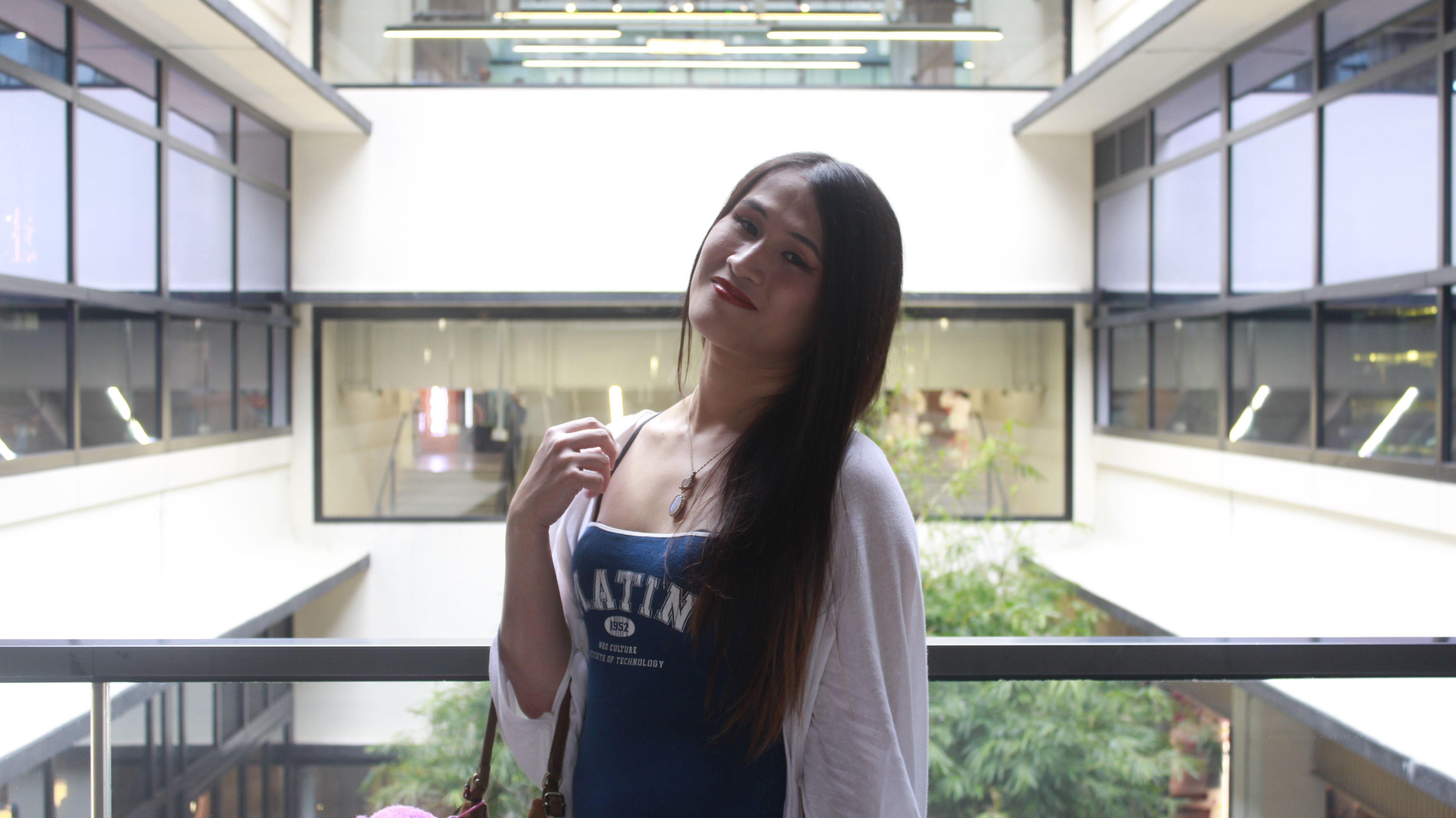 跨女梁凝婭微笑望向鏡頭
