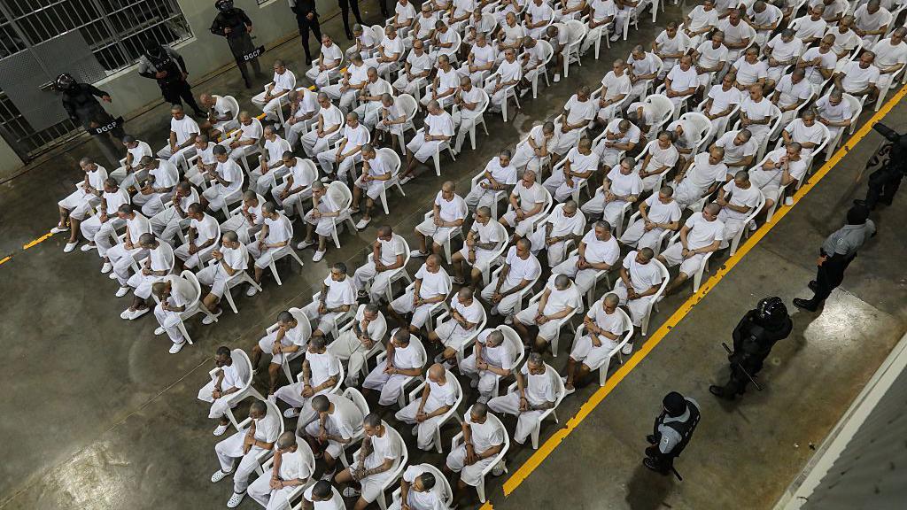 Supostos criminosos em audi&ecirc;ncia virtual durante um julgamento coletivo contra membros da gangue 'Mara Salvatrucha' (MS-13), realizado no Centro de Confinamento do Terrorismo (Cecot) no munic&iacute;pio de Tecoluca, S&atilde;o Vicente, El Salvador, no dia 23 de abril de 2026