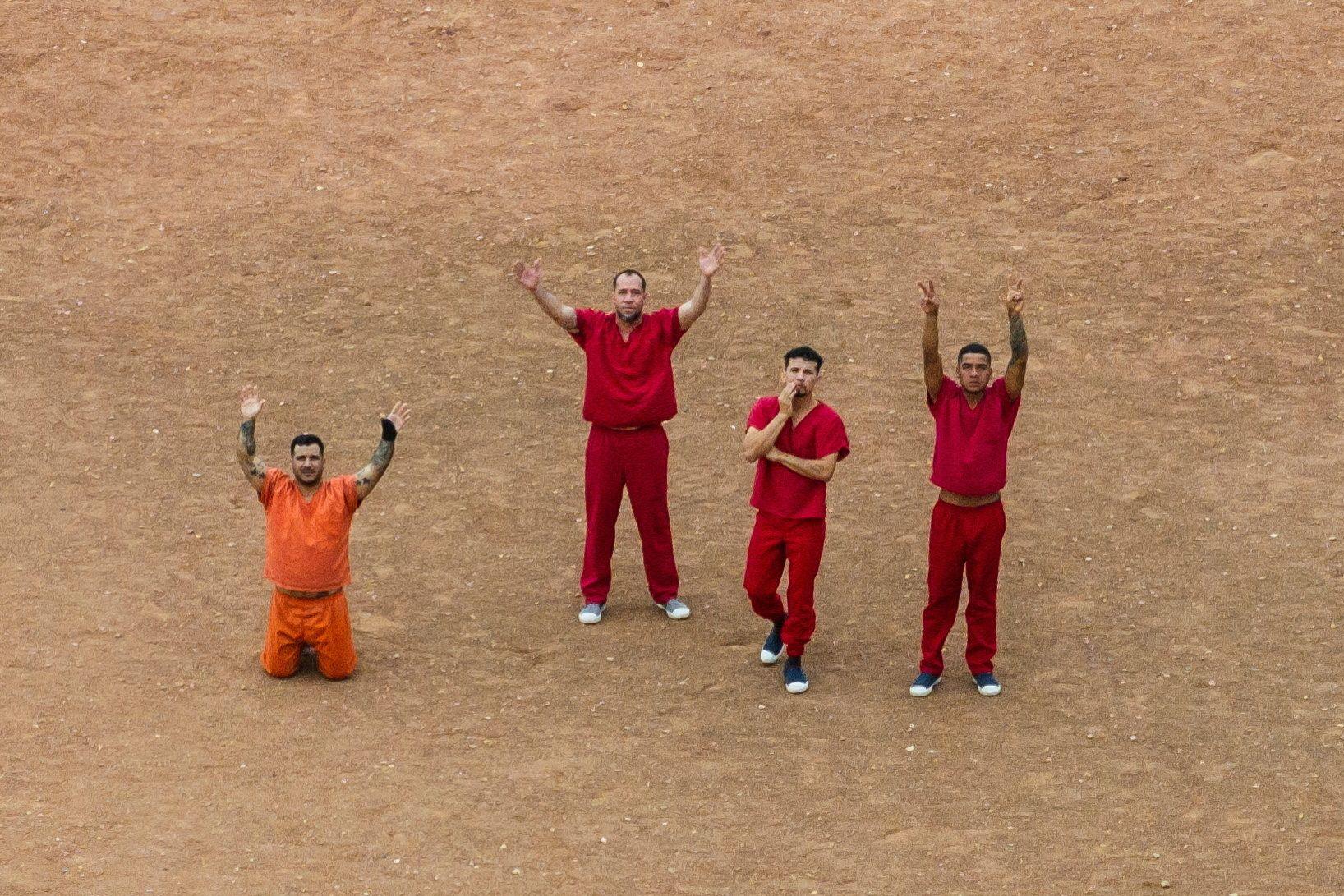 Imagen captada por un drone de detenidos formando la sigla SOS en el patio del Centro de Detención Bluebonnet, donde están retenidos los migrantes venezolanos, en Anson, Texas, el 28 de abril de 2025. REUTERS/Paul Ratje