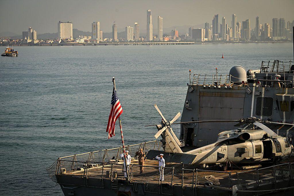 Barco en el canal de Panamá con bandera de eeuu