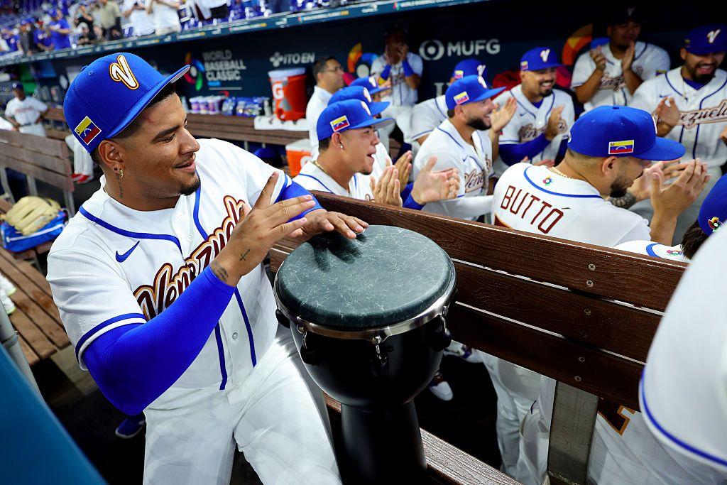 Christian Suárez #73 del equipo de Venezuela toca el tambor en el banquillo antes del partido del Grupo D del Clásico Mundial de Béisbol 2026.