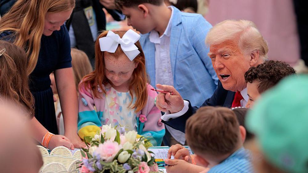 Donald Trump junto a un grupo de niños