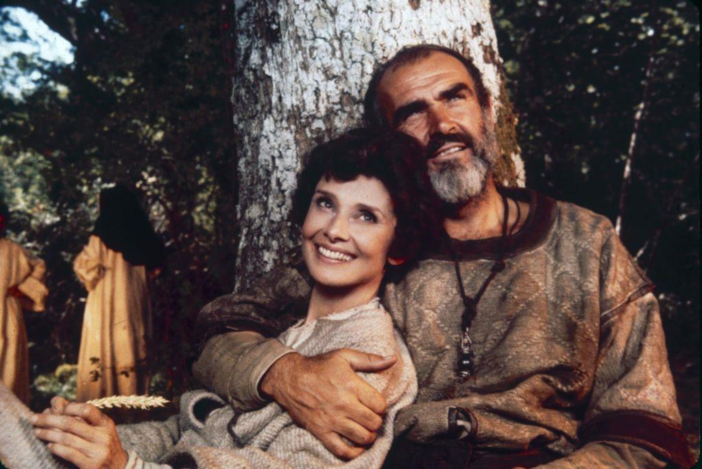 Cena do filme 'Robin e Marian' (1976), com Sean Connery e Audrey Hepburn abra&ccedil;ados na floresta