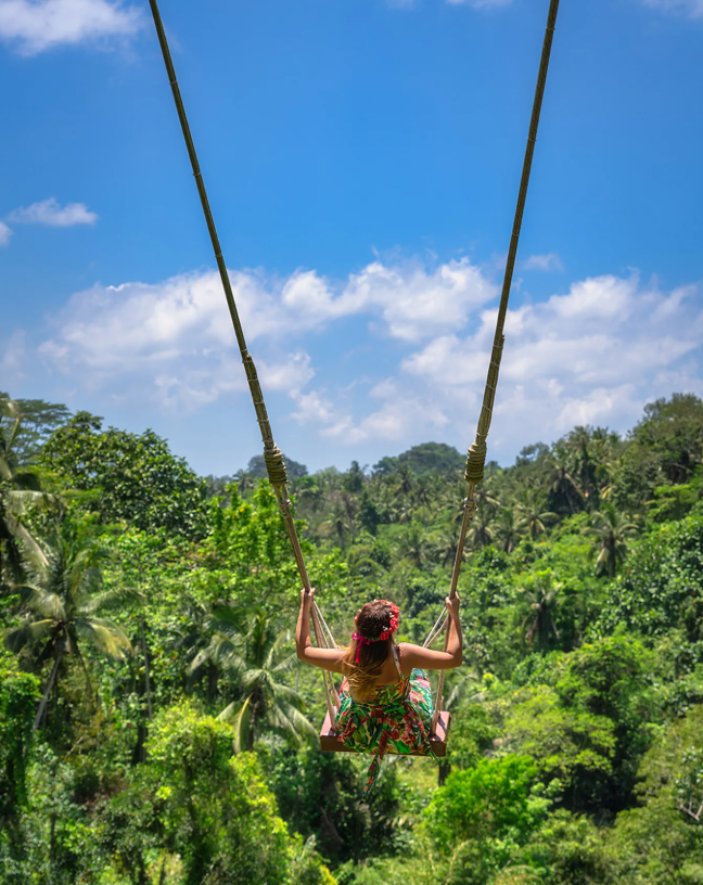 대자연 속에서 그네를 타는 여성 