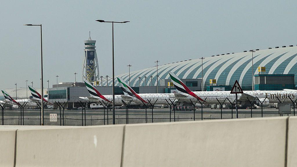 Aeronaves da companhia Emirates estacionados no Aeroporto Internacional de Dubai, nos Emirados &Aacute;rabes Unidos