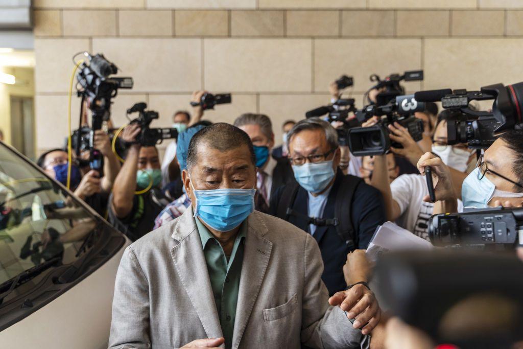 2020年9月3日星期四，在香港西九龍地方法院，壹傳媒集團主席黎智英（前景）和壹傳媒集團行政總裁張劍虹（右二）離開法院。