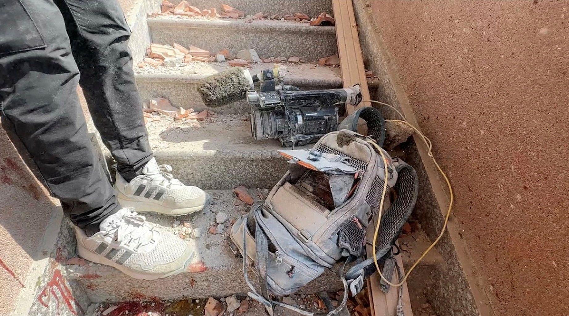 Una imagen del equipo de grabación que llevaba el fotógrafo de Reuters Hossam al-Masri, quien murió en un ataque aéreo israelí en el Hospital Nasser en Jan Yunis.
