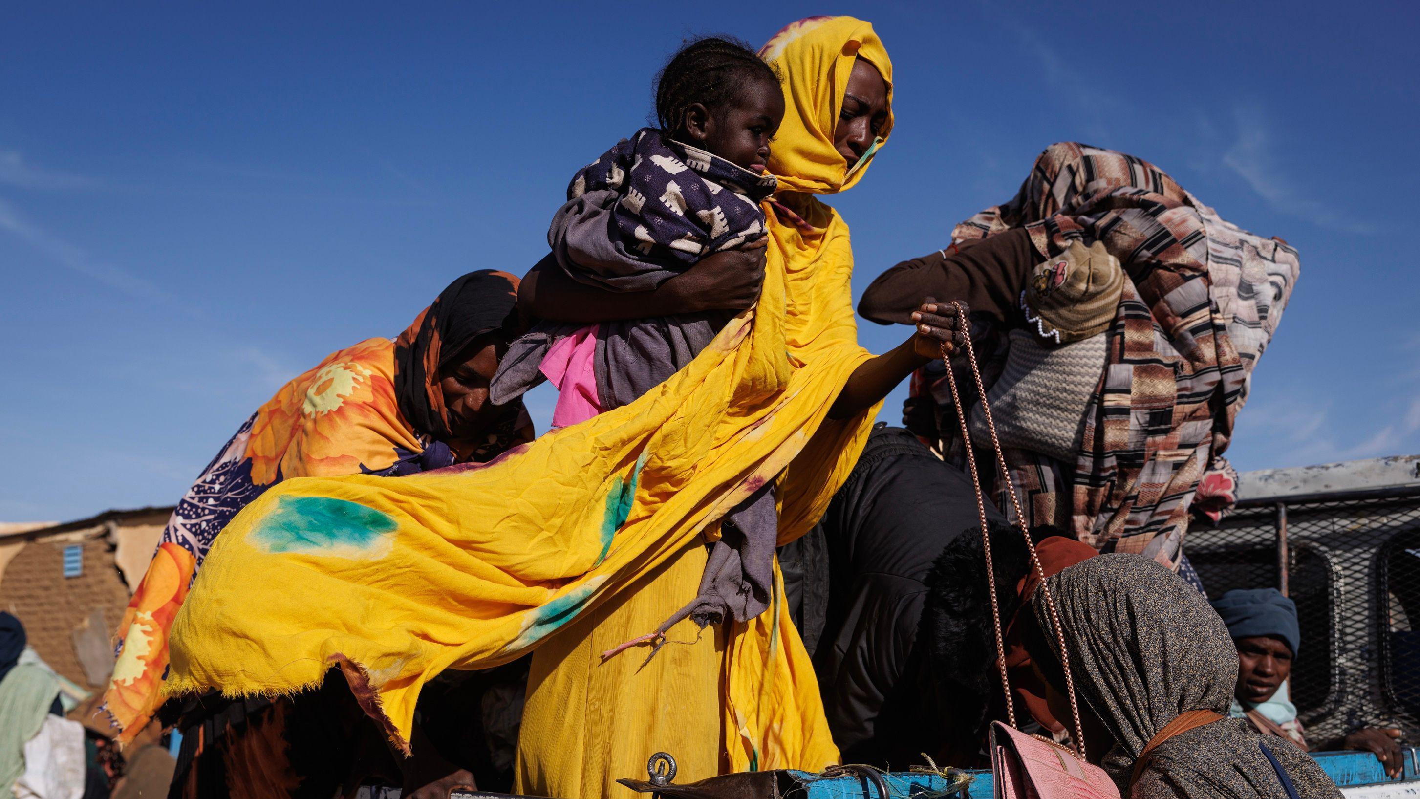 وصل لاجئون سودانيون حديثو الوصول إلى مركز توزيع مواد غذائية في مخيم أوري كاسوني للاجئين في 24 فبراير/شباط 2026 في أوري كاسوني، تشاد. 