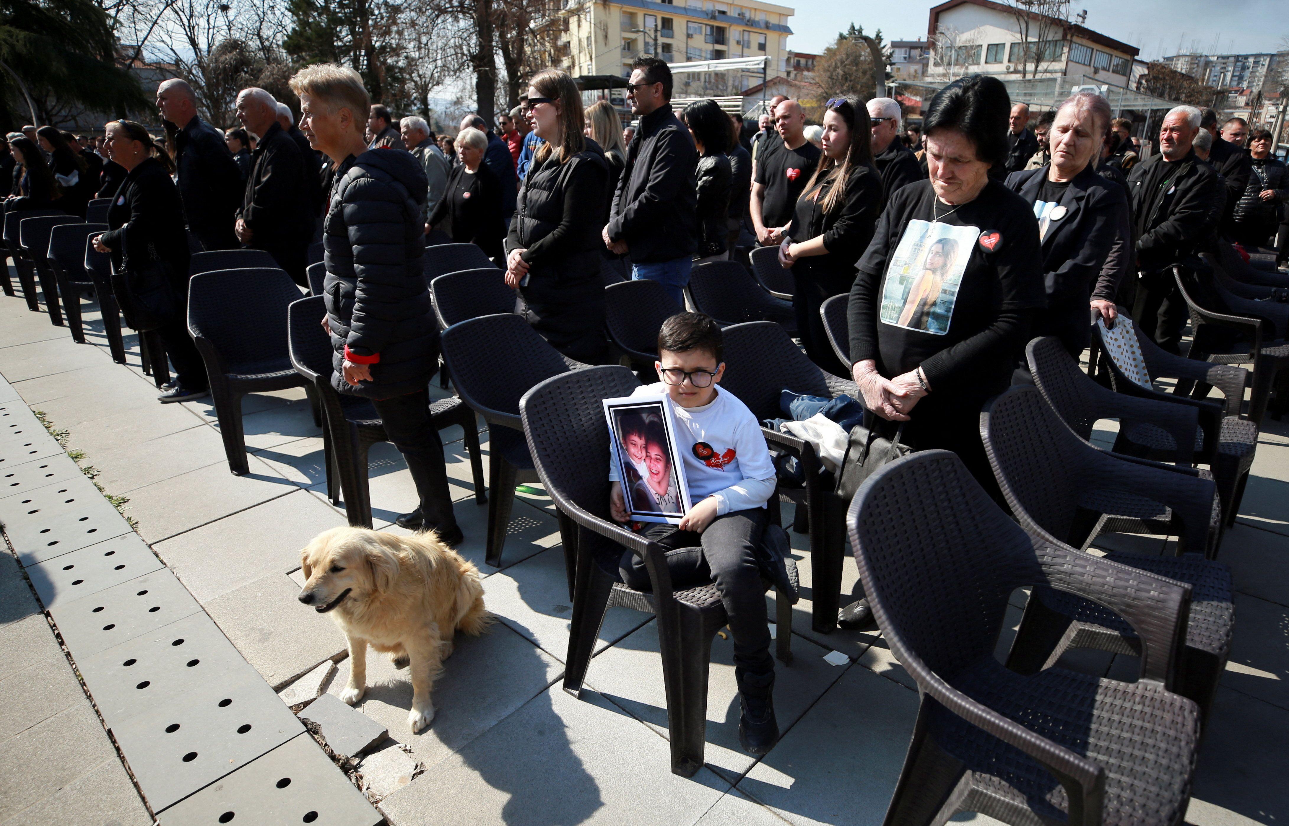 63 bele stolice na svakoj bela ruža i imena žrtava požara u Kočanima, tragedija u kočanima, tragedija u severnoj makedoniji, godišnjica tragedije u severnoj makedoniji