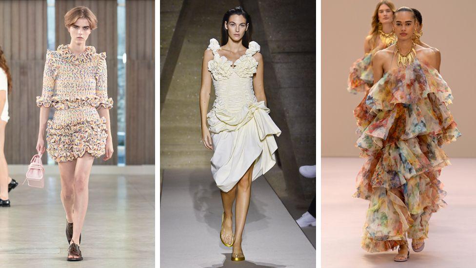 연한 색감의 러플 장식 드레스, 허리 옆 부분의 원단을 끌어올린 흰색 러플 드레스, 그리고 큼직한 러플이 더해진 길고 연한 색감의 드레스를 입은 세 명의 모델