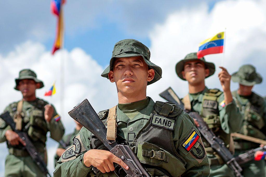 Cuatro militares venezolanos, en un desfile en Caracas. 