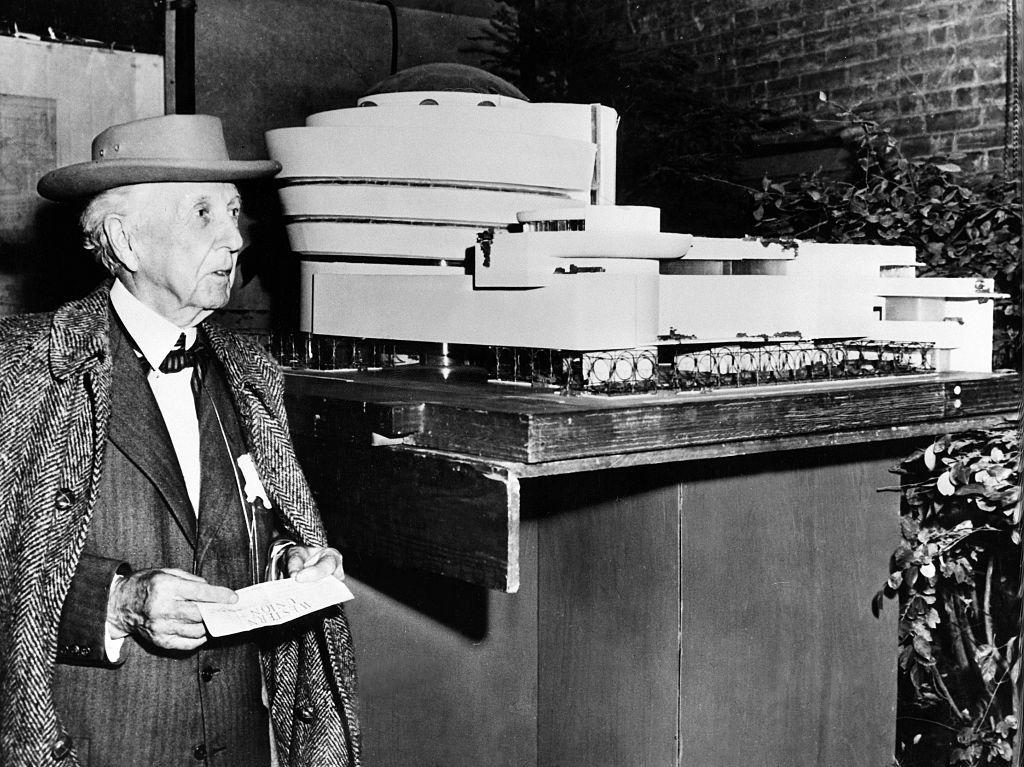 Frank Lloyd Wright posa al lado de una maqueta a escala del museo Guggenheim, en 1953.