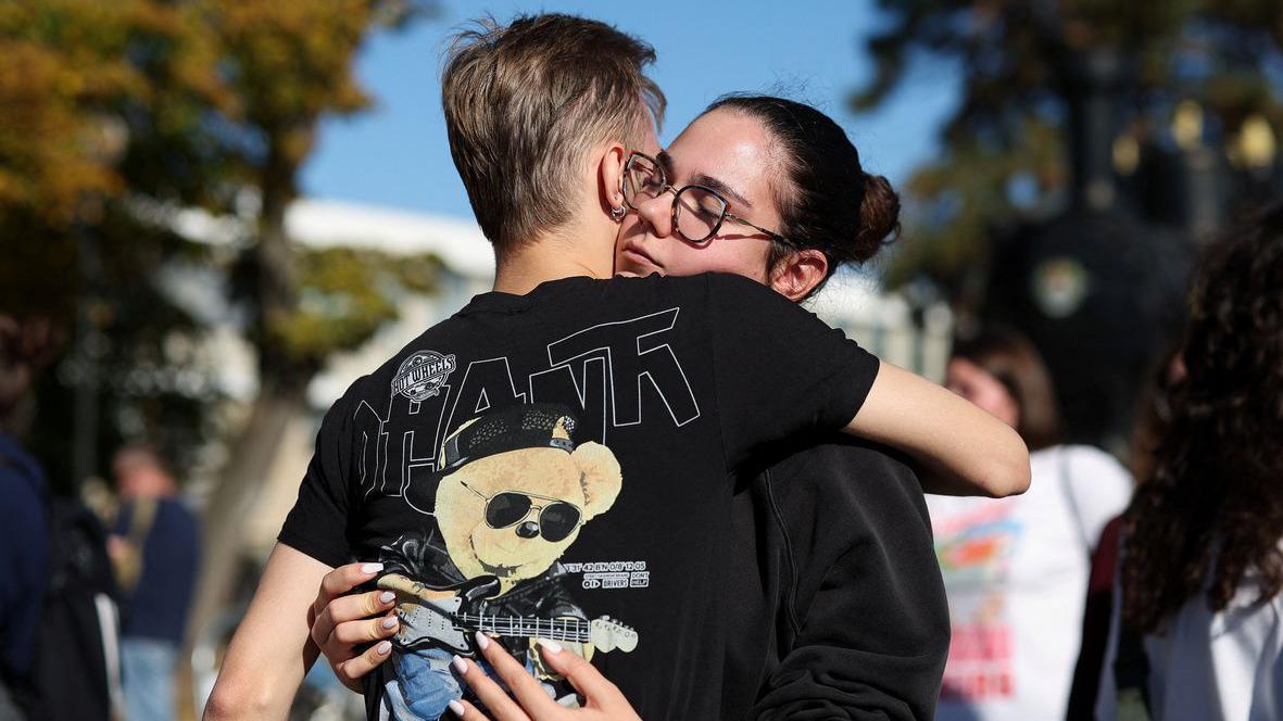 Mladić i devojka se grle