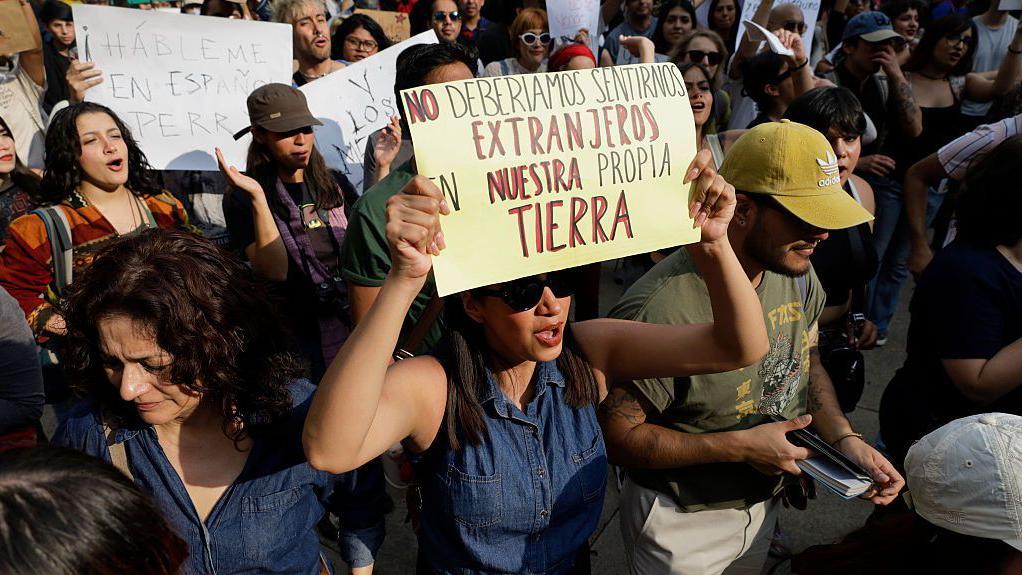 Manifestantes marchan durante una protesta contra la gentrificación y el turismo en el barrio de Tlalpan de la Ciudad de México, México, el domingo 20 de julio de 2025.