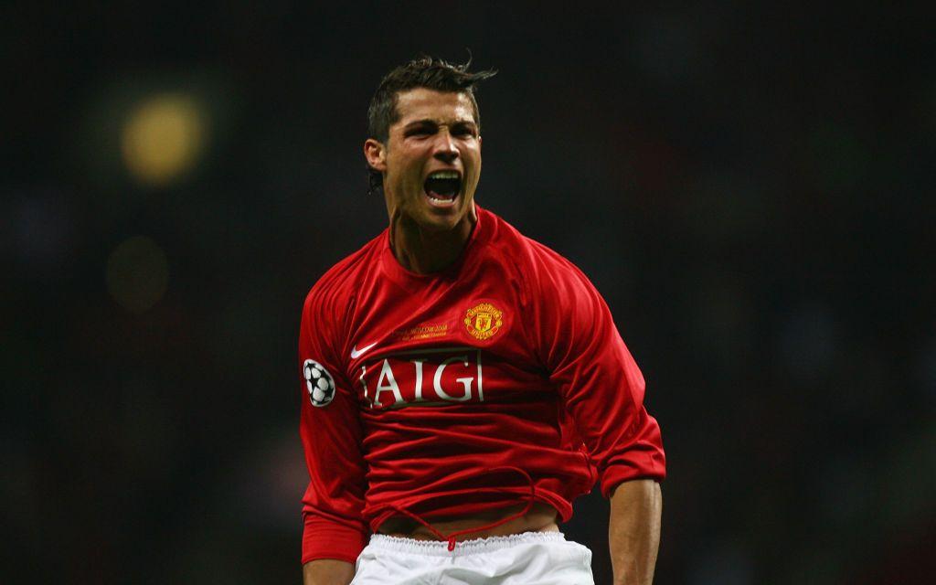 Cristiano Ronaldo com uniforme do Manchester durante um jogo. 