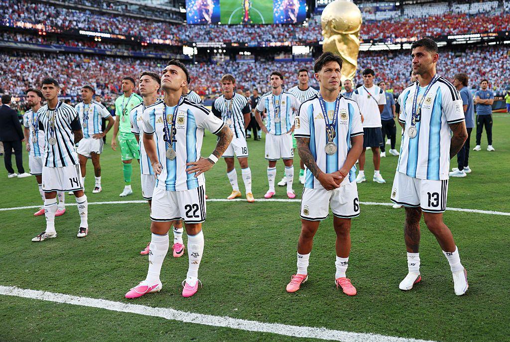 Los jugadores argentinos dieron la espalda a los españoles durante la ceremonia de entrega del trofeo de la Copa del Mundo.