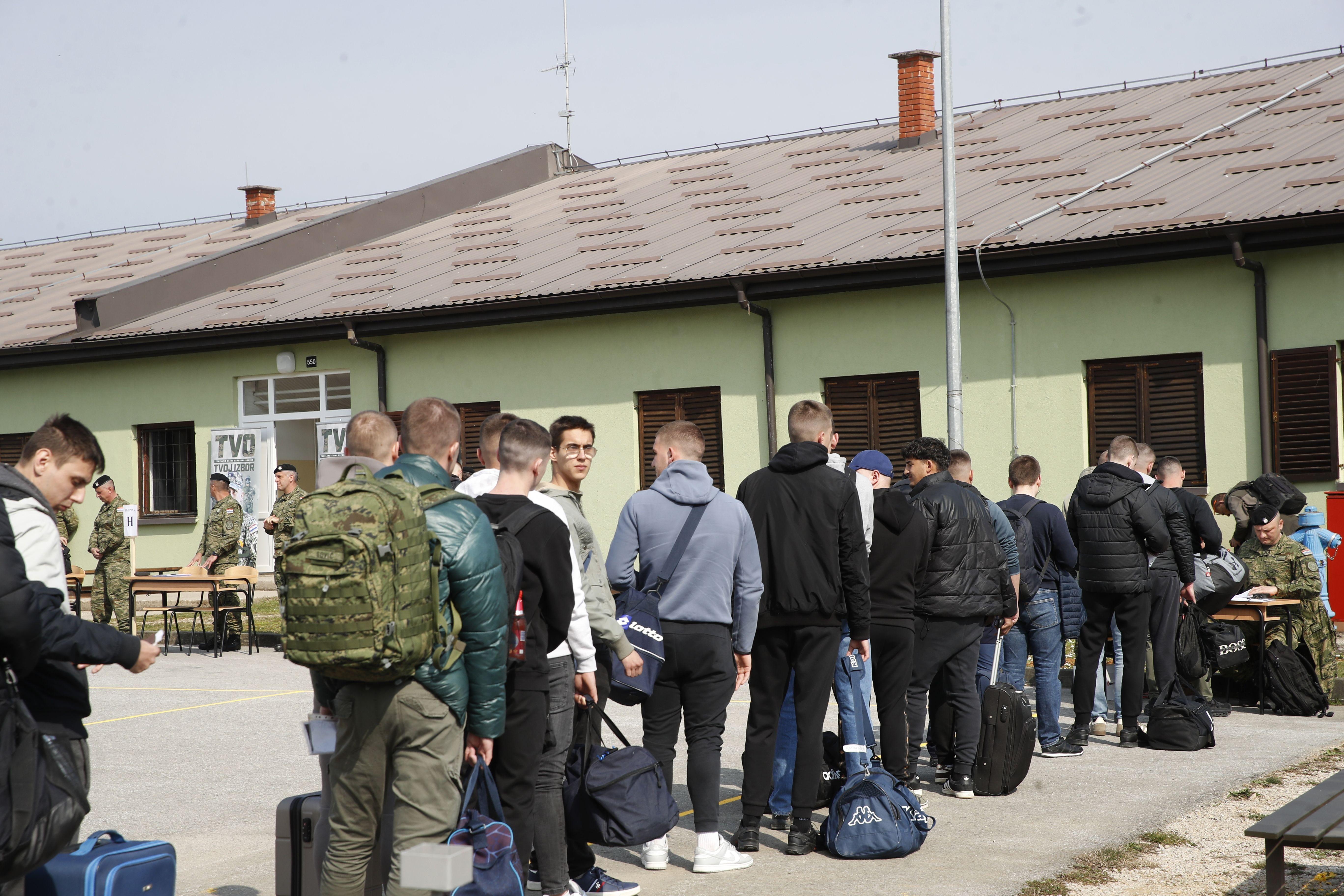 vojni rok u hrvatskoj, regruti se prijavljuju na obuku u hrvatskoj vojsci