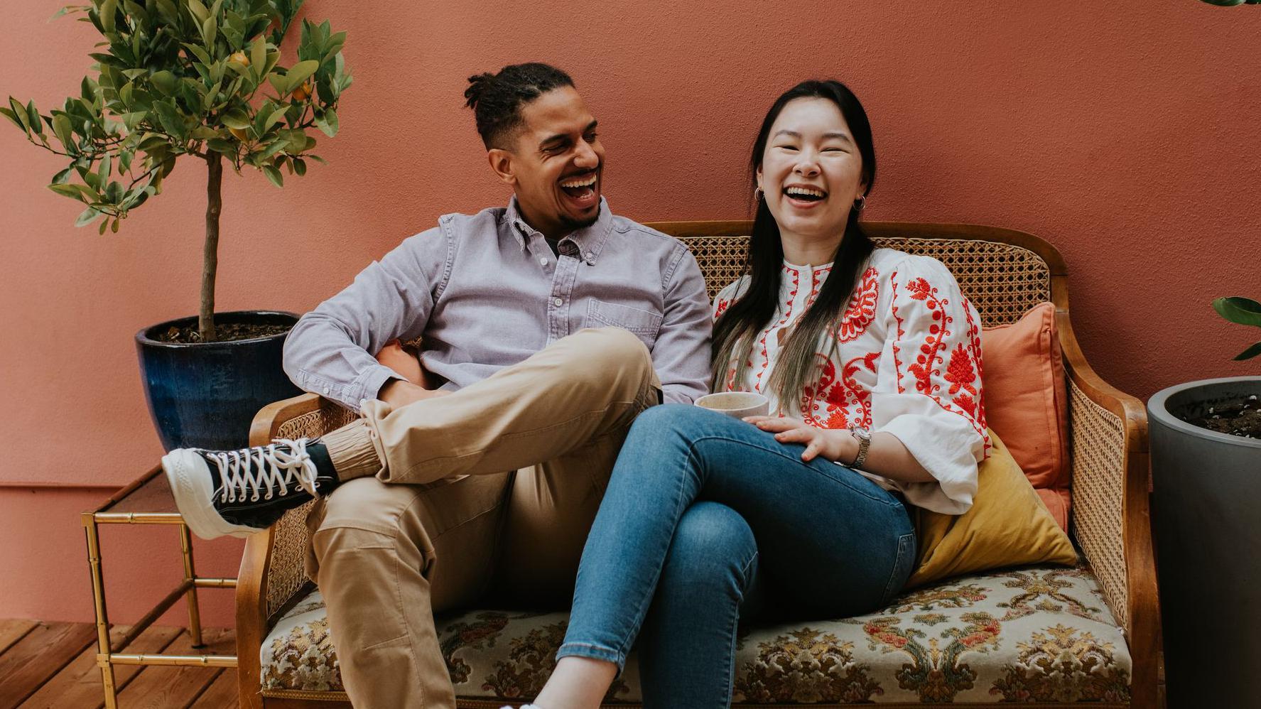 웃고 있는 남녀의 모습