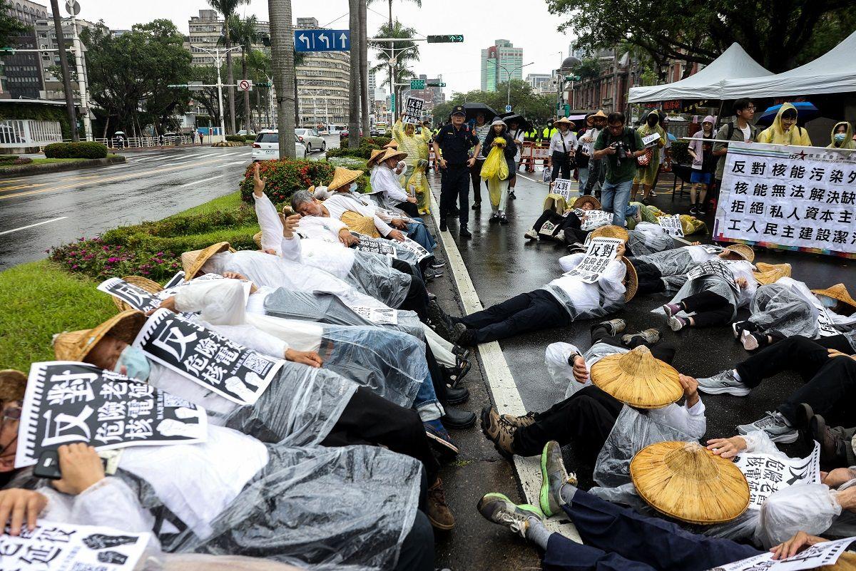 2024年4月27日，有示威者在台北手持「反對危險老舊核電廠延役」的標語牌。