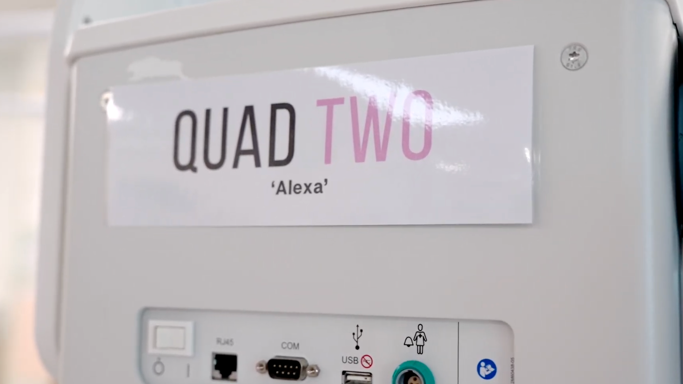 El lateral de una incubadora para bebés con un cartel plastificado que dice "Cuatro Dos 'Alexa''".