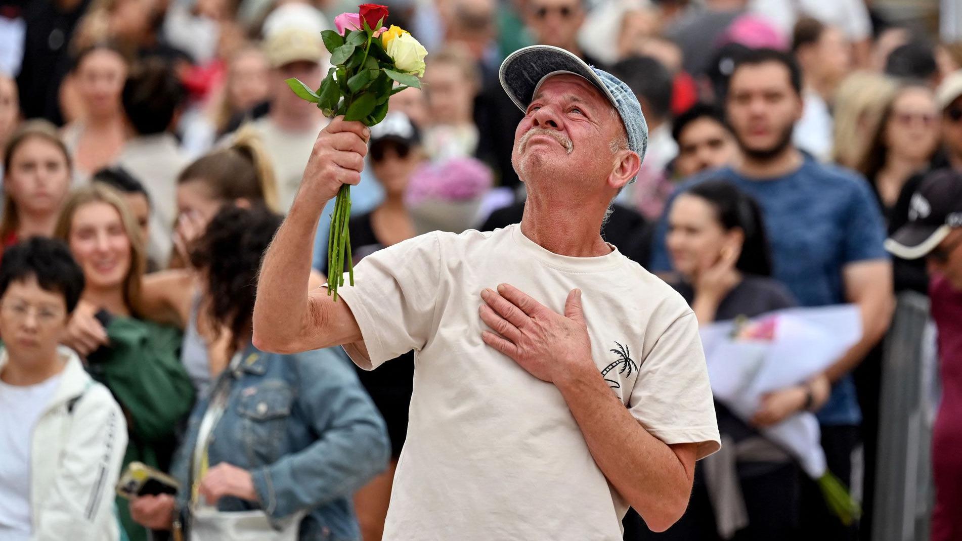 Father and son who killed 15 at Bondi 'clearly motivated by extremist ideology', says Australian PM