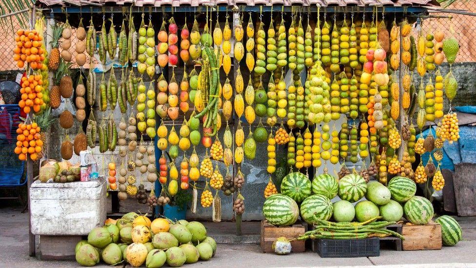 Frutas de la Amazonía en un puesto de mercado