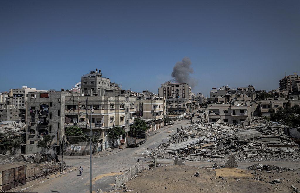 Escombros de prédios em Gaza, com fumaça