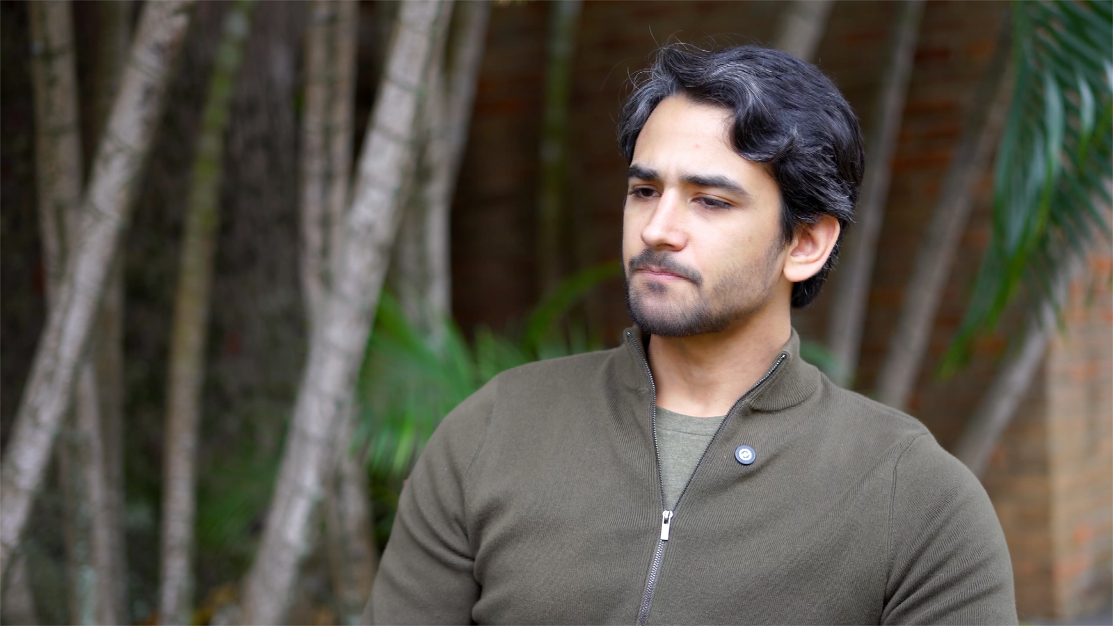 Ramón Guanipa vestido con una franela verde oliva y un suéter del mismo color. 