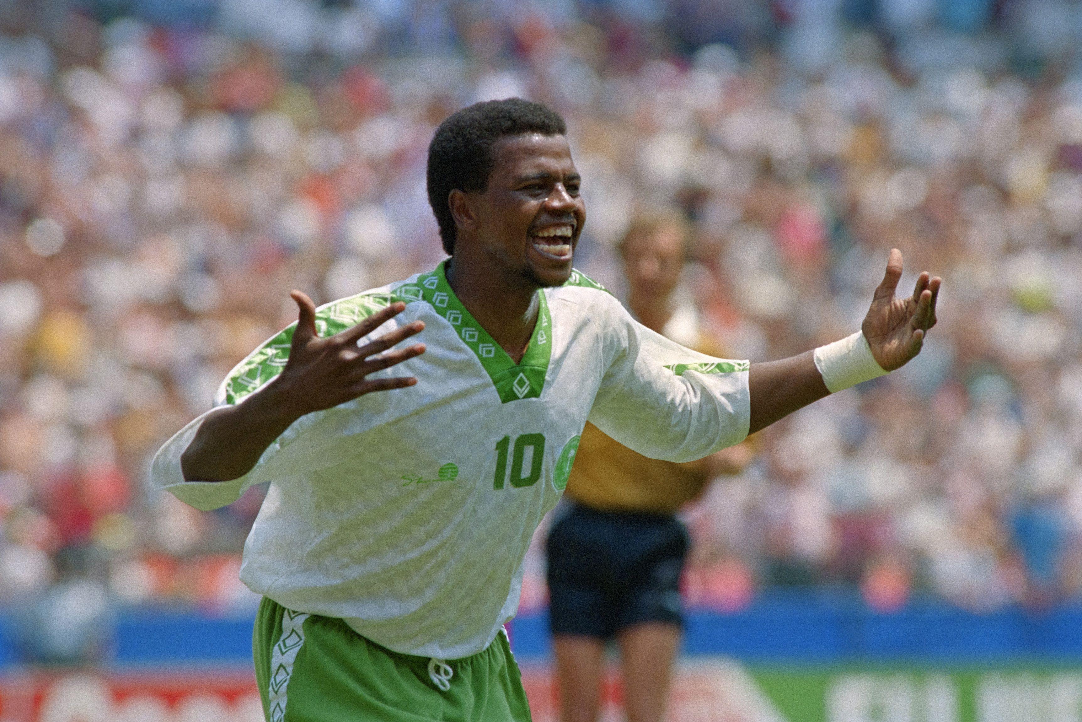 سعيد العويران يحتفل بعد تسجيله هدفاً أمام بلجيكا تأهل بعده المنتخب السعودي إلى الدور الثاني من كأس العالم عام 1994 في الولايات المتحدة