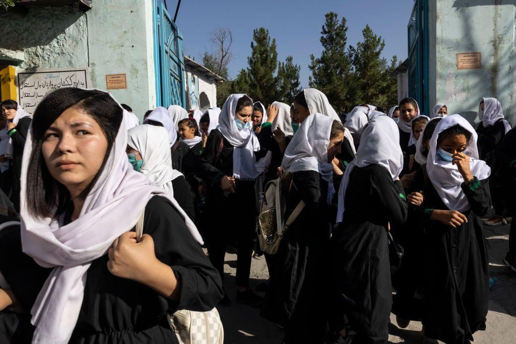 Estudiantes afganas salen tras las clases del instituto Zarghoona, en Kabul, Afganistán en una imagen de 2021. 
