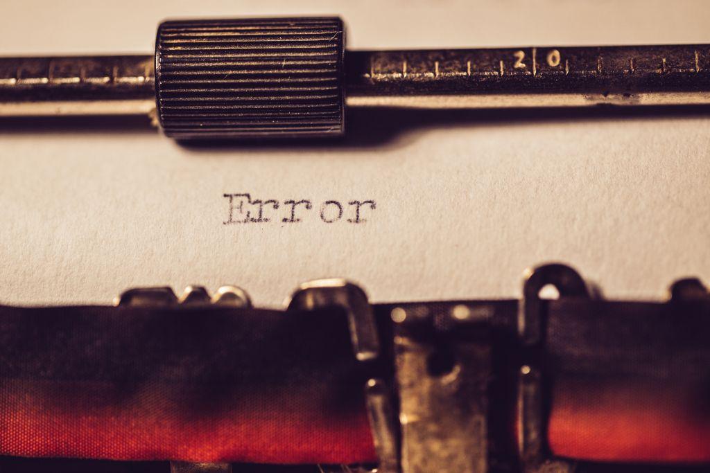 La palabra 'Error' escrita en una página que está en una máquina de escribir