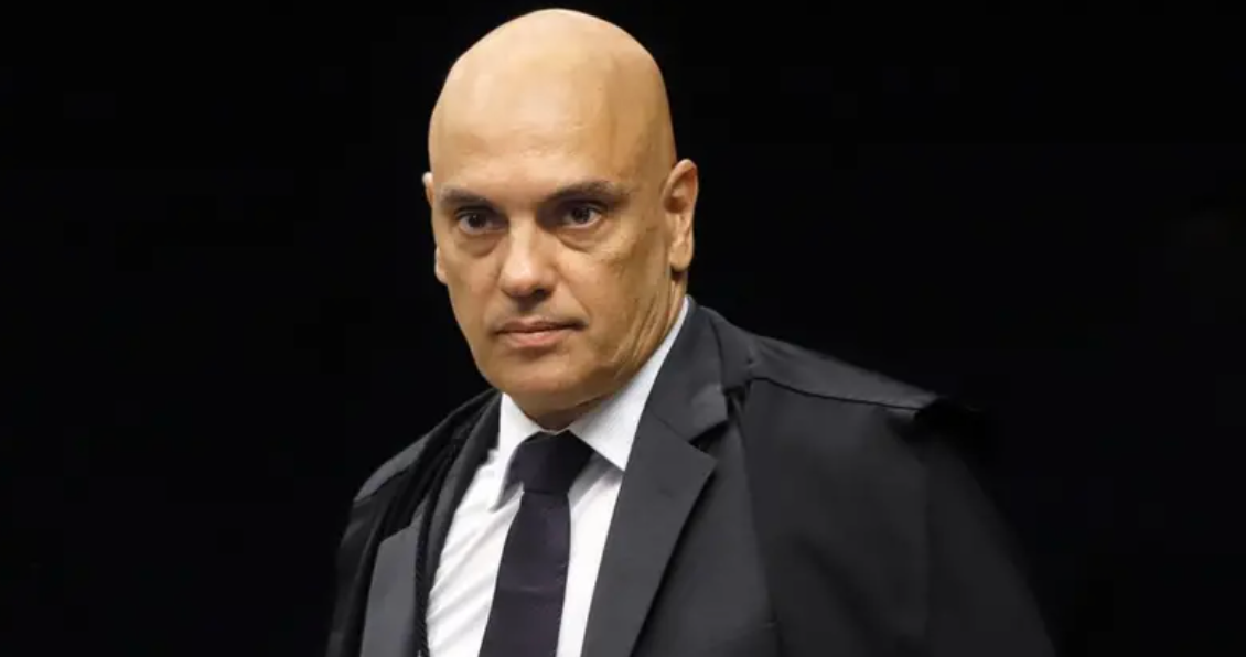 Imagem de Alexandre de Moraes usando toga em um fundo preto