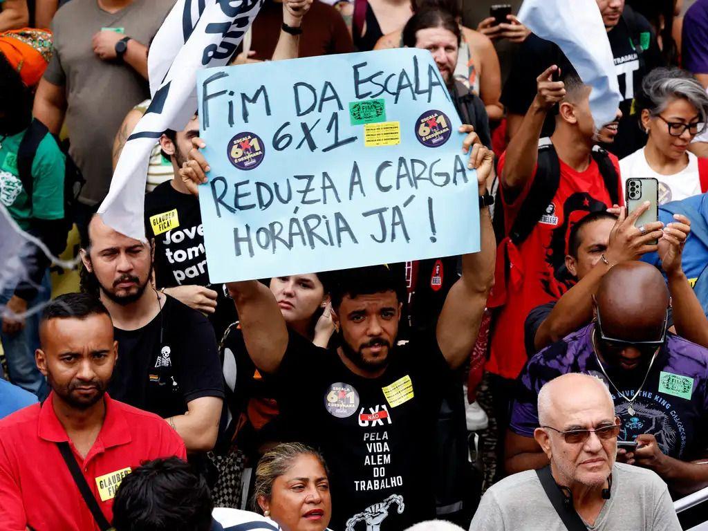 Manifestantes em protesto pelo fim da jornada de trabalho 6 x 1, na Cinel&acirc;ndia, Rio de Janeiro, em 15 de novembro de 2024